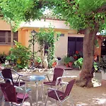 Fabrellas בית הארחה 2*